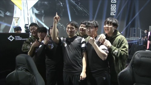 资讯队友全部牺牲 主播被迫与敌人组队，结果反水？